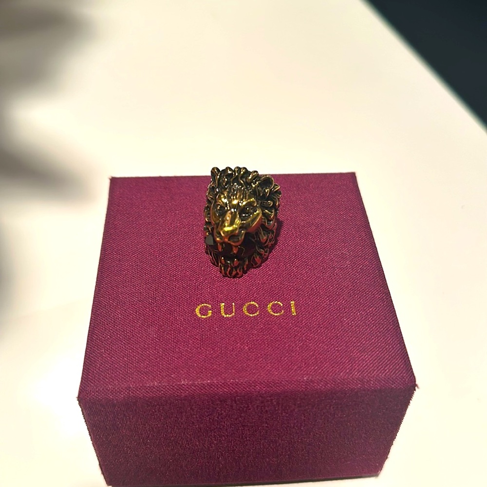 NEVER WORN Gucci lion head ring, size 6!